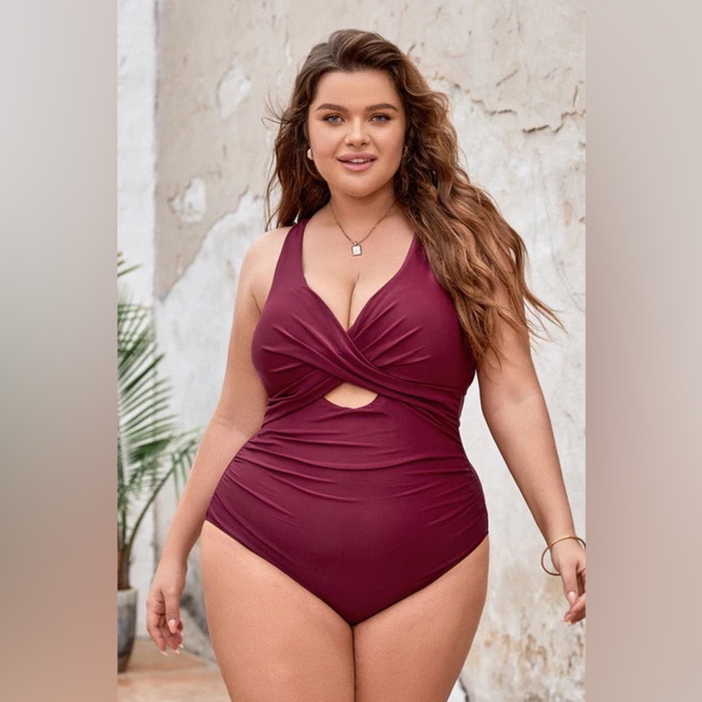 Cupshe- 	
Keep It Cool Molded Twist Front Tummy Control Plus Size One Piece